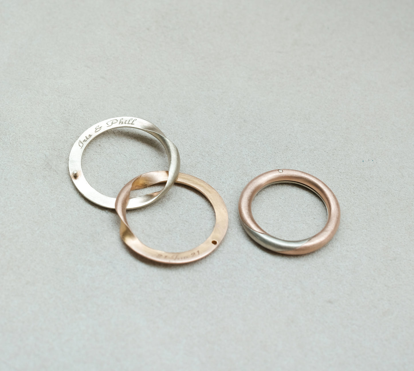 Bi-coloured Gimmel Ring
