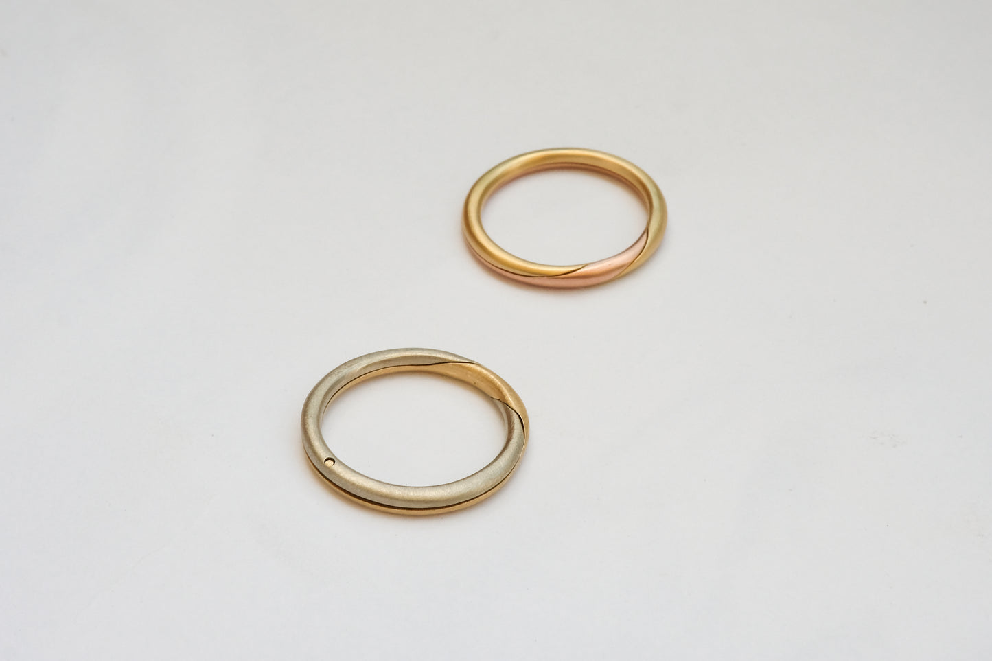 Bi-coloured Gimmel Ring