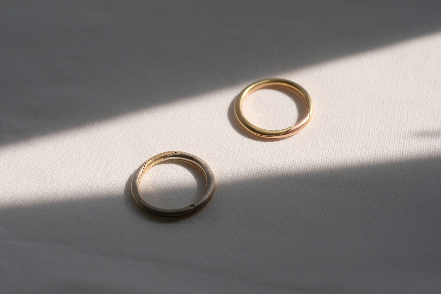 Bi-coloured Gimmel Ring