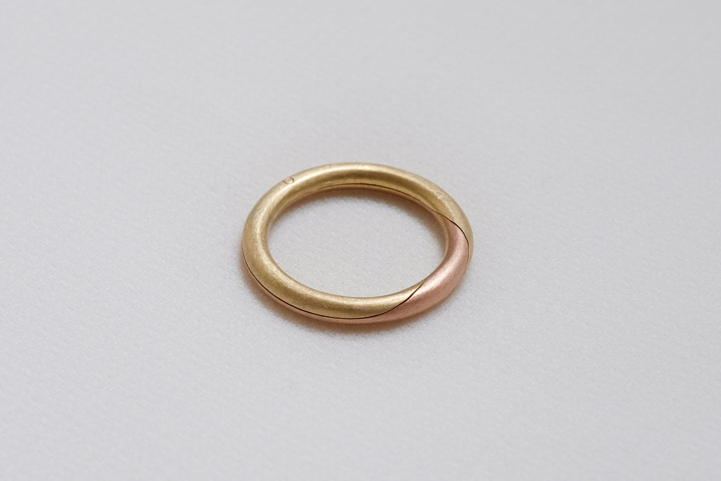 Bi-coloured Gimmel Ring