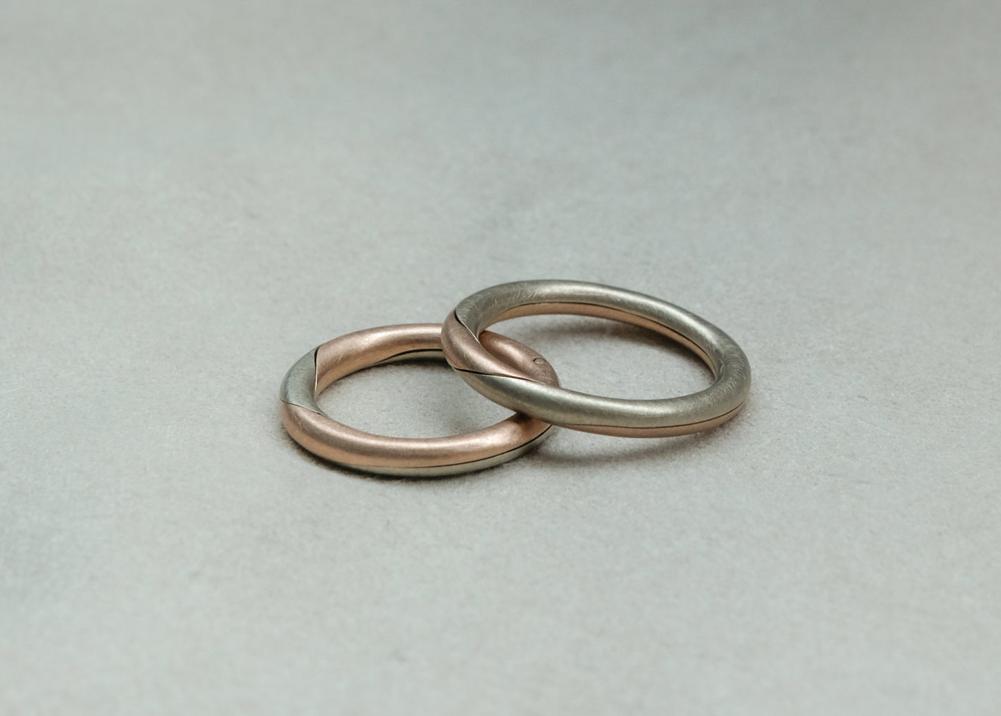 Bi-coloured Gimmel Ring